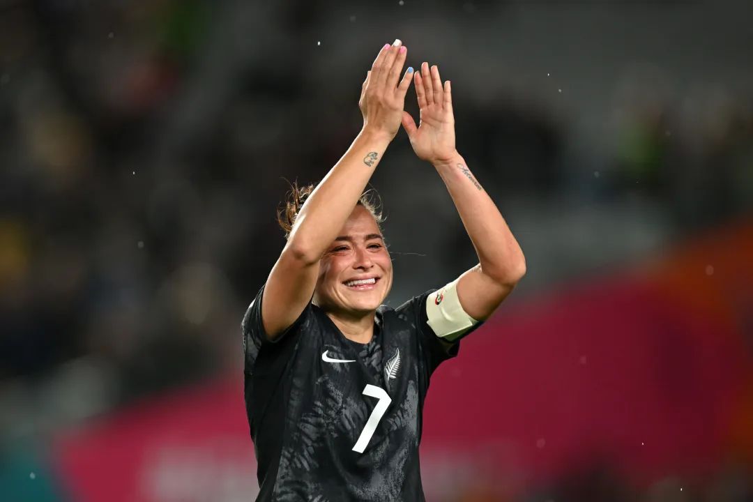 _一“臂”之力踢走歧視,2023女足世界杯用足球團(tuán)結(jié)世界_一“臂”之力踢走歧視,2023女足世界杯用足球團(tuán)結(jié)世界