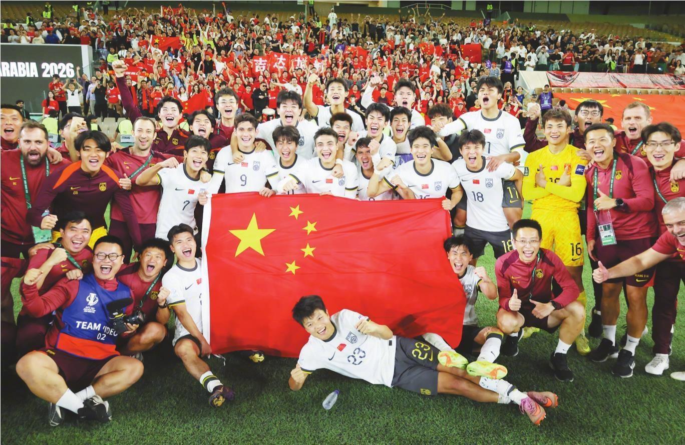 圖為1月21日，U23國足在比賽后合影。 新華社發(fā)