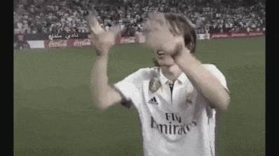 莫德里奇貝爾西甲奪冠懵逼_西甲聯賽獎杯_皇馬最后一輪奪冠獎杯頒發時間