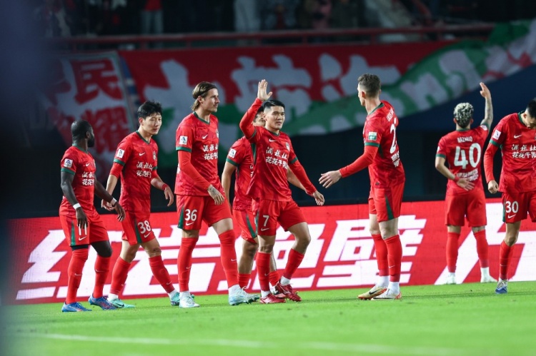 青島西海岸大連英博青年軍戰(zhàn)術布局_2026賽季中超中游球隊發(fā)展_2026中超聯(lián)賽冠軍